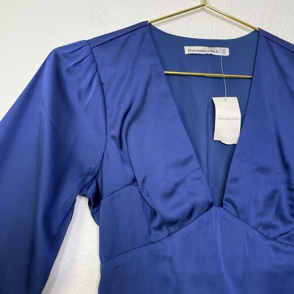 NEW Abercrombie & Fitch Top XS Blue Satin Crop V Neck Puff Long Sleeve Smocked - Picture 3 of 10